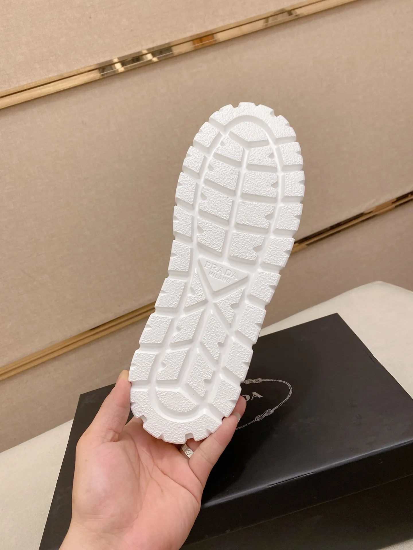 Men's men's shoes💰: 440💰[Prada～Prada] Trendy new styles are on the market. Same style as the official website. Counter quality. Original version. [Strong] [Strong] Imported selected first-layer cowhide. Comfortable and breathable sheepskin lining, fine workmanship, upper layer made of 100% pure cowhide, original last shape, comfortable on the feet, shoe sizes 38 to 44